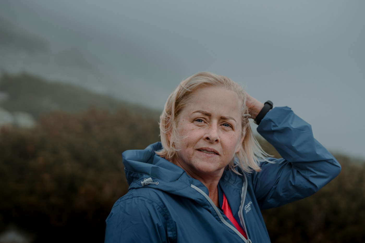 Vrouw geniet lachend van de buitenlucht